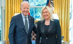 Botschafterin Petra Schneebauer bei einem Treffen mit Noch-Präsidenten Joe Biden.