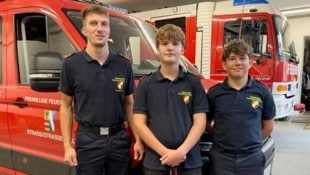 Maximilian Maglock mit den jungen Rettern Patrick und Ben von der FF Straß. (Bild: NÖ Landesfeuerwehrverband)