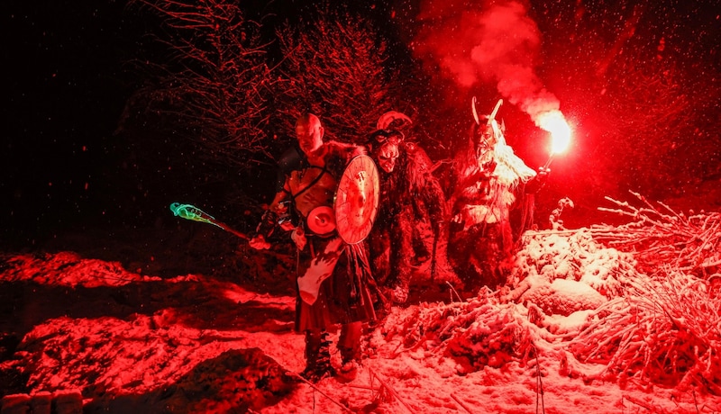 Die Krampusse beim Latschenwirt (Bild: Tschepp Markus)