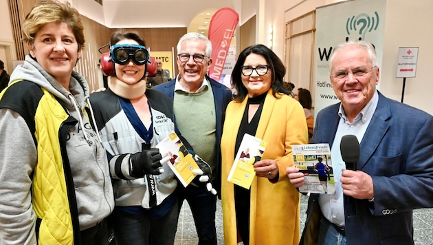 At 48, I felt like the oldest in this group between Michael Ausserwinkler, Elisabeth Scheucher and Karl-Heinz Scheriau, because the ladies from Hilfswerk put me in the age simulation suit. (Bild: Evelyn Hronek)