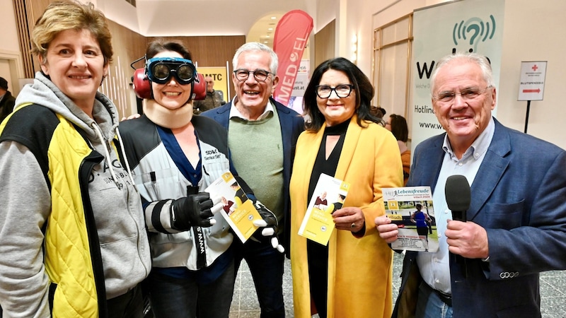 At 48, I feel like the oldest in this group between Michael Ausserwinkler, Elisabeth Scheucher and Karl-Heinz Scheriau, because the ladies from Hilfswerk have put me in the age simulation suit. (Bild: Evelyn Hronek)