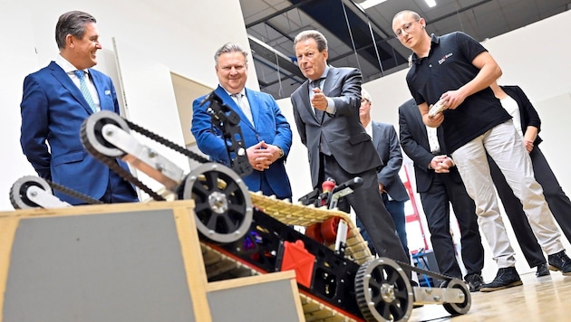 Mayor Michael Ludwig, City Councillor Peter Hanke and FH CEO Wilhelm Behensky were impressed by the robot helper. (Bild: Stadt Wien / Christian Jobst)