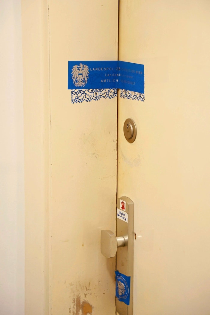 Die Anonymität der Großstadt: Hinter dieser Wohnungstür in dem Wohnhaus am Rabensteig hat sich ...