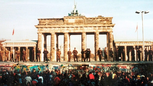 The soldiers in front of the Brandenburg Gate had to give way. (Bild: ORF / FIRST LOOK/ORF)