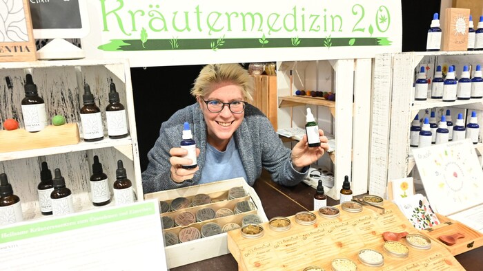 Kräuter und Aromen, am Techelsberg in Fläschchen gefüllt, versprechen Energie, guten Schlaf und ...