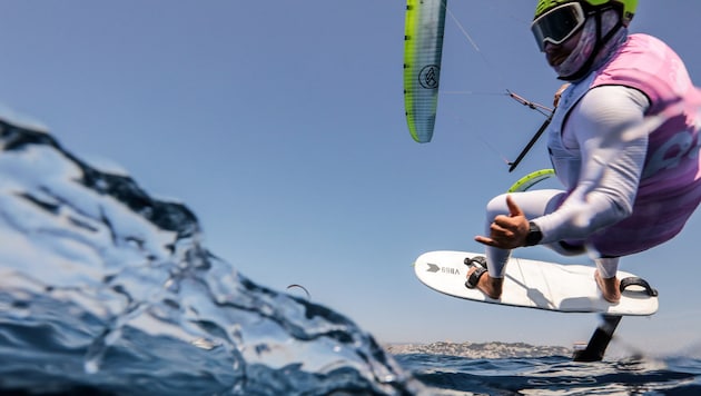 Olympic kitesurfing champion Valentin Bontus takes off again. (Bild: © World Sailing / Sander van der Borch)