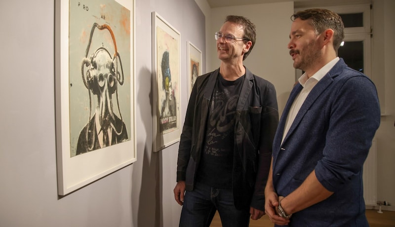 Galeristen Christian Gschwandtner (li.) und Christoph Haas vor den Werken. (Bild: Tröster Andreas)