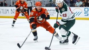 Marco Rossi (re., Nummer 23) im Duell mit Brock McGinn (Bild: REUTERS/USA TODAY Sports)