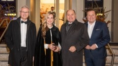 Erich Arthold, Präsident der Wiener Sängerknaben, Gastgeberin Maria Großbauer, Nationalratspräsident aD Wolfgang Sobotka und Landtagsabgeordneter Kurt Egger bei der feierlichen Eröffnung des Stadttheaters. (Bild: Doris_SEEBACHER)