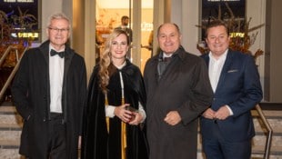 Erich Arthold, Präsident der Wiener Sängerknaben, Gastgeberin Maria Großbauer, Nationalratspräsident aD Wolfgang Sobotka und Landtagsabgeordneter Kurt Egger bei der feierlichen Eröffnung des Stadttheaters. (Bild: Doris_SEEBACHER)