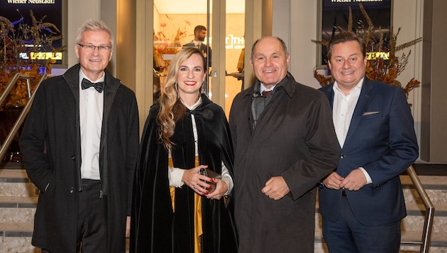 Erich Arthold, Präsident der Wiener Sängerknaben, Gastgeberin Maria Großbauer, Nationalratspräsident aD Wolfgang Sobotka und Landtagsabgeordneter Kurt Egger bei der feierlichen Eröffnung des Stadttheaters. (Bild: Doris_SEEBACHER)