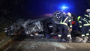 Der Wagen wurde beim Anprall in Kematen am Innbach schwer demoliert und landete am Dach (Bild: Matthias Lauber/laumat.at)