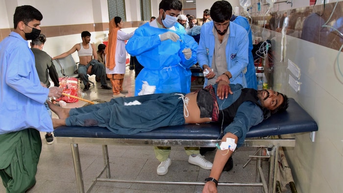 Verletzte werden in einem Krankenhaus in Quetta behandelt.