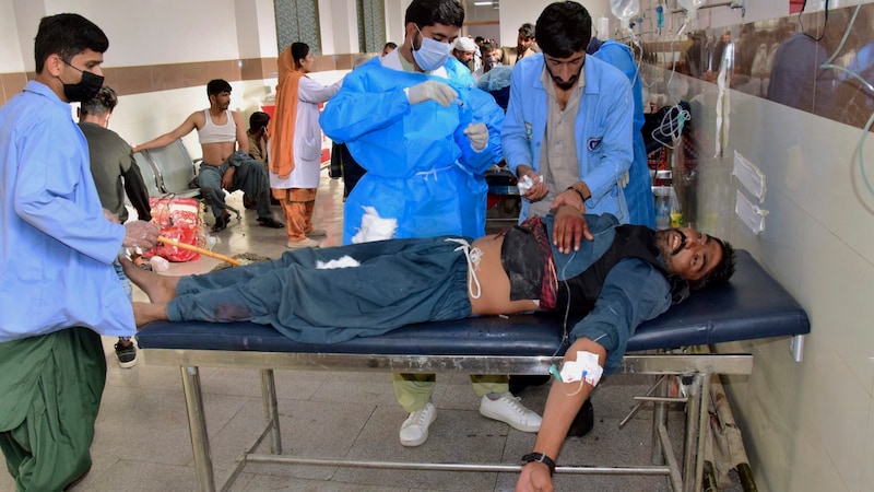 Verletzte werden in einem Krankenhaus in Quetta behandelt. (Bild: ASSOCIATED PRESS)