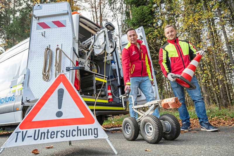 A great deal of specialist knowledge is required to work as a qualified TV inspector. Gerhard Kornschober (left) has been a professional since 2007, Kai Müller is about to take his exam. Both are passionate about their work. (Bild: Juergen Fuchs)