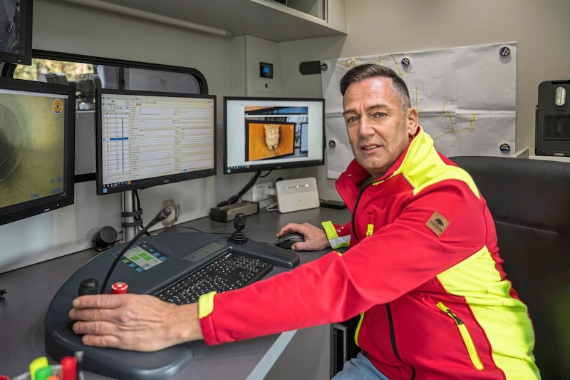 The modernized Mercedes bus is equipped with six camera systems that provide high-resolution videos of the inside of the sewer systems. (Bild: Juergen Fuchs)