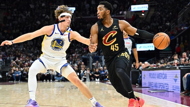 Donovan Mitchell of the Cleveland Cavaliers (right) in a duel with Brandin Podziemski of the Golden State Warriors (Bild: Getty Images/APA/Getty Images via AFP/GETTY IMAGES/Jason Miller)