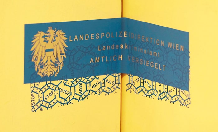 An der Wohnung prangt ein Siegel der Polizei. Vor Ort wird noch ermittelt.