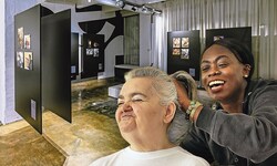Helfen ist schön. Und genau das fängt die Ausstellung mit ihren berührenden Fotos ein. 
