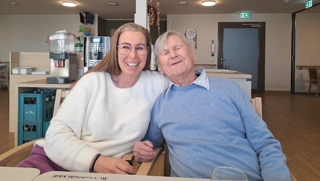 Katja Prettenthaler has been accompanying 85-year-old Adi in the Senecura home in Lauterach for two years. They enjoy their time together. (Bild: Prettenthaler)