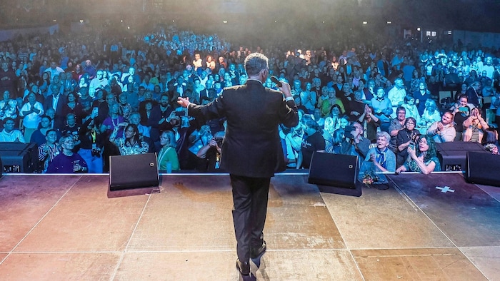 A magical moment that Semino Rossi will not soon forget. 