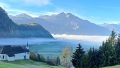 Während im Tal Nebel und niedrigere Temperaturen herrschen, strahlt in den Bergen noch die Sonne. (Bild: Bergauer Rubina)