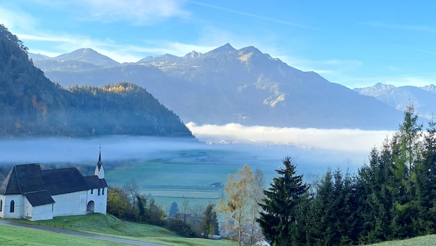 While fog and lower temperatures prevail in the valley, the sun is still shining in the mountains. (Bild: Bergauer Rubina)