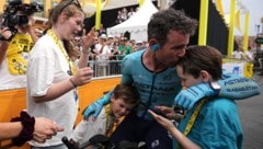 Mark Cavendish feiert mit seiner Familie den Abschluss der Tour de France.  (Bild: AFP/APA/POOL/Laurent Cipriani)