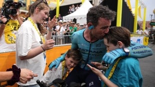 Mark Cavendish feiert mit seiner Familie den Abschluss der Tour de France.  (Bild: AFP/APA/POOL/Laurent Cipriani)