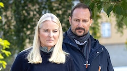 Kronprinz Haakon hat eine schwere Last von seiner Frau Kronprinzessin Mette-Marit genommen und deren Sohn Marius persönlich in einer Entzugsklinik untergebracht. (Bild: dana / dana press)