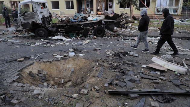 The situation in Odessa on Saturday: a large crater interrupts the road, cars are burnt out. (Bild: APA/AFP/Oleksandr GIMANOV)