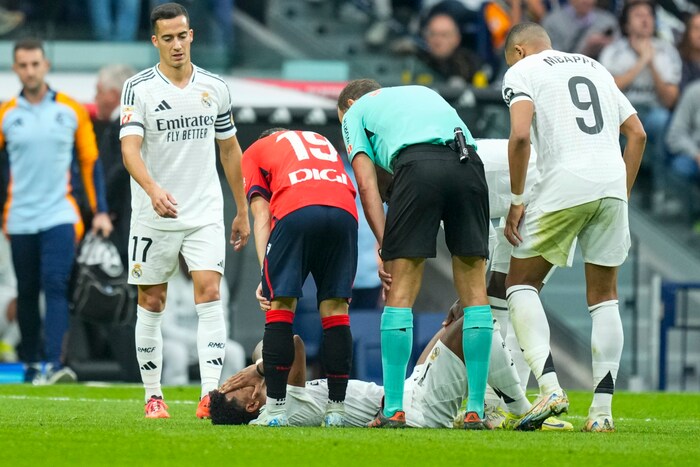 Rodrygo liegt verzweifelt am Rasen und weiß, dass es für ihn nicht weitergeht. 