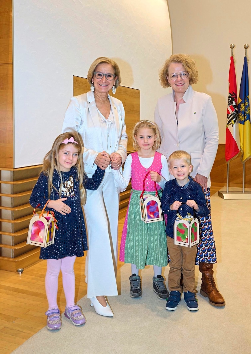 Mikl-Leitner und Teschl-Hofmeister halten Traditionen hoch. (Bild: NLK Pfeiffer)