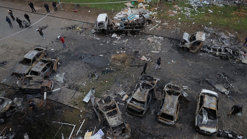 The inner courtyard of a residential building in Odessa presents a terrible picture. (Bild: APA/AFP/Oleksandr GIMANOV)