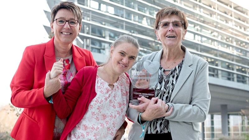 Herzensmensch-Peisträgerin Birgit Berger mit Tochter Julia. Beim Fest mit dabei war auch Birgit Bergers Mama Erna Hofbauer (rechts). (Bild: Molnar Attila/Attila Molnar)