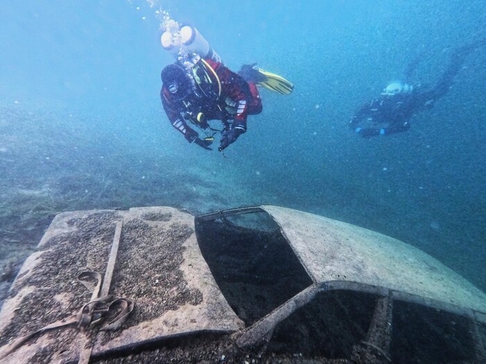 Geübt wurden u.a. Navigations-und Helmtauchen tauchen sowie der Notaufstieg aus 30 Metern mit ...
