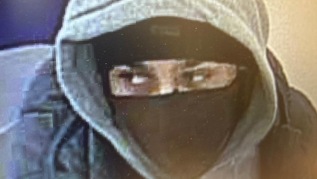 One of the pictures of the wanted bank robber. (Bild: LPD Kärnten)