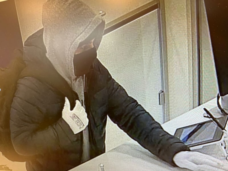 This is what the unsuccessful bank robber from Villach-Völkendorf looked like on November 8: Information requested! (Bild: LPD Kärnten)