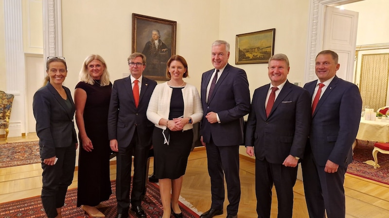 Visiting the Austrian Embassy: Ornella Di Benedetto, Gisela Wenger-Oehn, Dominik Heinrich (WFP), Provincial Councillor Michaela Langer-Weninger, Ambassador Martin Eichtinger, Günter Walkner (FAO) and Hubert Huber, Head of the Department of Agriculture and Forestry at the Province of Upper Austria (from left) (Bild: Constantin Handl)