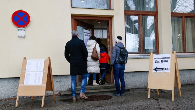 155 Wahllokale haben geöffnet. Die letzten schließen um 16 Uhr ihre Türen. (Bild: Tschepp Markus)