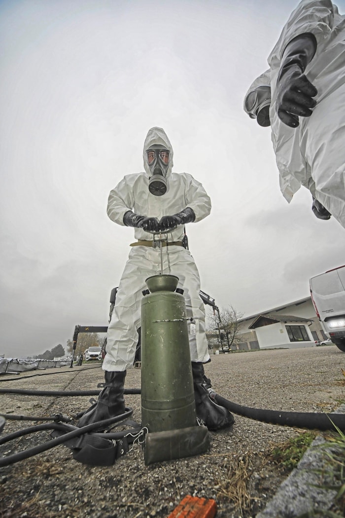 Soldiers from the decontamination group of the NBC defense company from Korneuburg are on ...