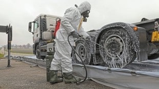 Soldaten in Schutzanzügen helfen in Biberbach bei der Eindämmung der Vogelgrippe. Vor allem die Fahrzeuge zum Abtransport der verendeten Tiere müssen desinfiziert werden. (Bild: BMLV/FUSS)