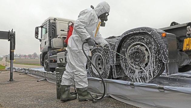 Soldiers in protective suits help to contain bird flu in Biberbach. In particular, the vehicles used to transport the dead animals have to be disinfected. (Bild: BMLV/FUSS)