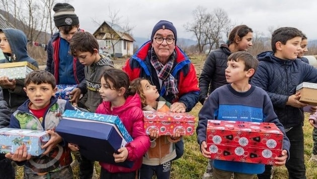 In 2017, Wolf-Dieter Pichler (top centre) founded an association with his wife and has been regularly organizing aid transports to Romania and Ukraine ever since - now there are problems. (Bild: zVg)