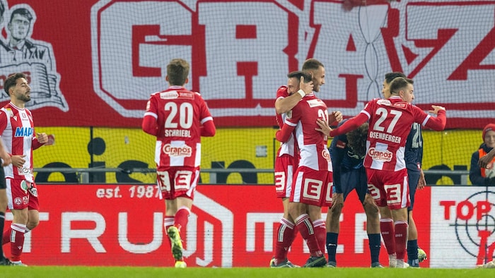 Großer Jubel beim GAK nach dem ersten Sieg in der Bundesliga.