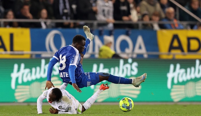 Red-Bull-Leihspieler Diabate hob bei Blau-Weiß förmlich ab.