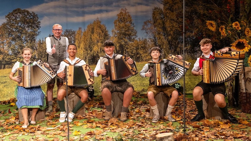 Moderator Paul Prattes mit den Finalistinnen und Finalisten des „Steirischen Harmonikawettbewerbs 2024“ Nina Jeitler (aus Dörfl/Ilz, 14 Jahre), Philip Pscheidt (aus Weiz, 13 Jahre), Philipp Herbst (aus St. Radegund bei Graz, 14 Jahre), Matthias Moritz (aus Voitsberg, 14 Jahre) und Dominik Peiser (aus Gratwein-Straßengel, 14 Jahre) (Bild: ORF/Regine Schoettl)