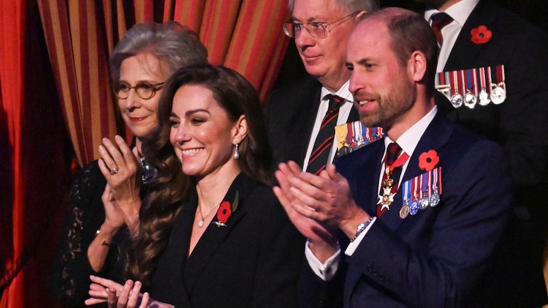 The royals wore memorial pins in the shape of poppies. (Bild: AP ( via APA) Austria Presse Agentur/AP)