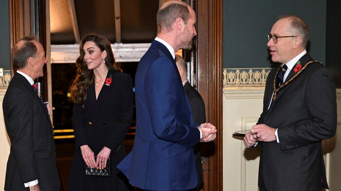 Prinzessin Kate trug ein schwarzes Mantel-Kleid zu dem Anlass.