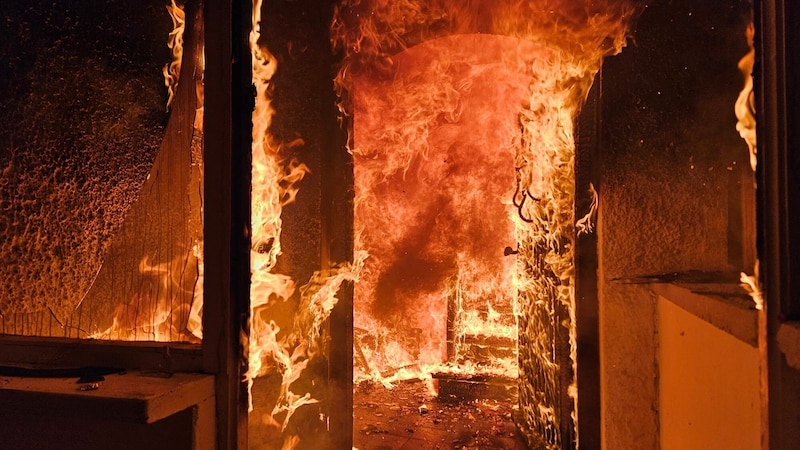 Flammeninferno im Haus (Bild: Feuerwehr Reutte)